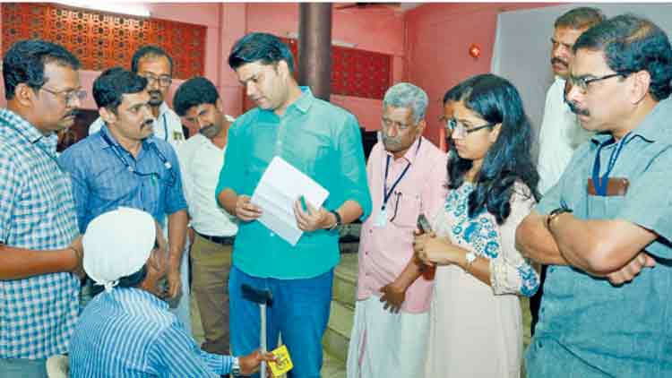 ഡാ​റ്റാ​ബാ​ങ്കി​ൽ ഉ​ൾ​പ്പെ​ട്ട ഭൂ​മി​യി​ൽ  വീ​ടു​വെ​ച്ച​വ​ർ വീ​ട്ടു​ന​മ്പ​റി​ന്​ അ​ല​യു​ന്നു