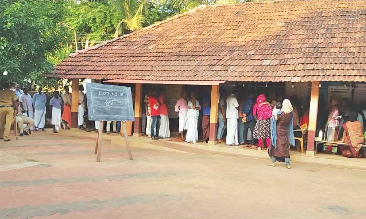 ജനവിധിക്ക് ജനമൊഴുക്ക്