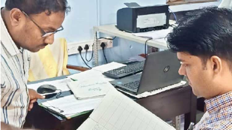 വി​ല്ലേ​ജ്​ ഓ​ഫി​സു​ക​ളി​ൽ  ക​ല​ക്​​ട​റു​ടെ മി​ന്ന​ൽ പ​രി​ശോ​ധ​ന