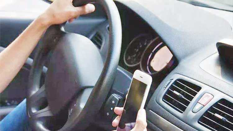 വാ​ഹ​ന​മോ​ടി​ക്കു​േ​മ്പാ​ൾ മൊ​ബൈ​ൽ ഉ​പ​യോ​ഗ​ശീ​ല​മു​ള്ള​വ​ർ ജാ​ഗ്ര​തൈ