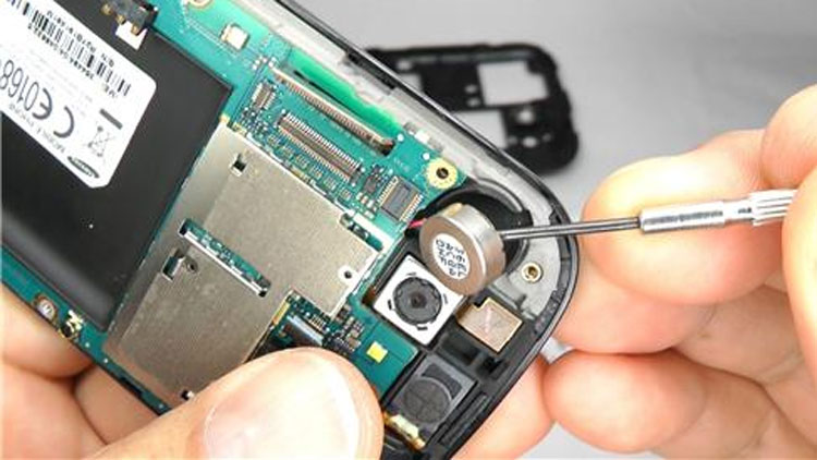 മൊ​ബൈ​ൽ വി​ൽ​പ​ന കേ​ന്ദ്ര​ത്തി​ൽ പ​രി​ശോ​ധ​ന