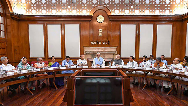 കശ്​മീർ: പ്രധാനമന്ത്രിയുടെ വസതിയിൽ അടിയന്തര മന്ത്രിസഭായോഗം ചേർന്നു