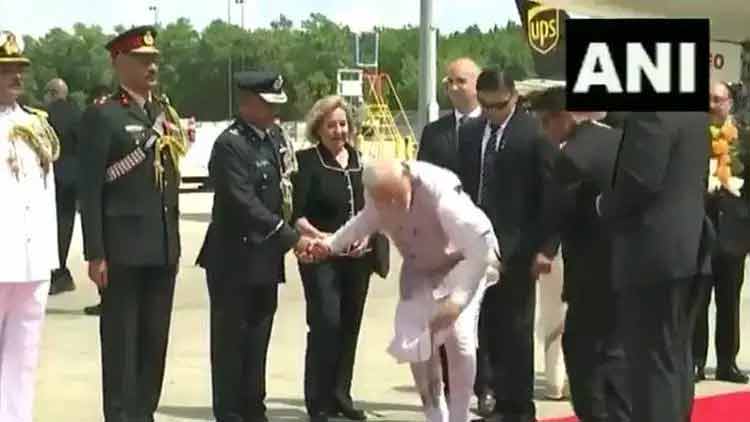 modi-flower-picking.jpg