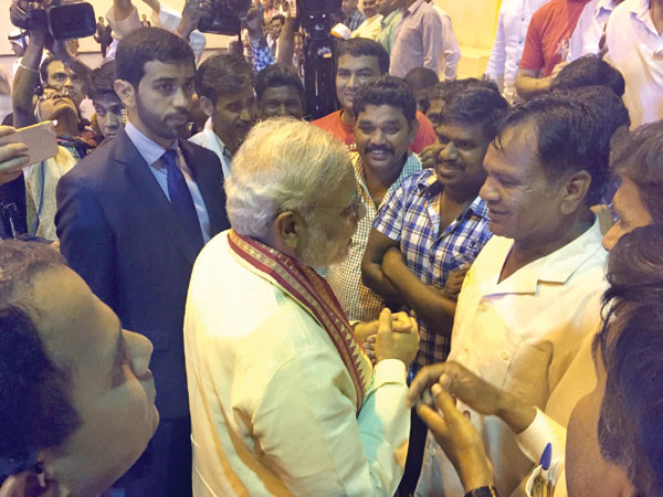 തൊഴിലാളികളോട് കുശലം ചോദിച്ചും കൈകൊടുത്തും മോദി