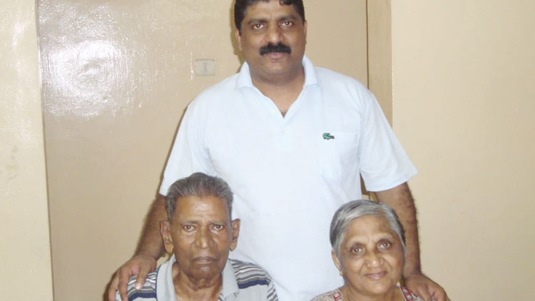 മാ​താ​പി​താ​ക്ക​ളു​ടെ വേ​ർ​പാ​ടി​ൽ മ​നം​നൊ​ന്ത്​ മ​ക​ൻ പ്ര​വാ​സ​ഭൂ​മി​യി​ൽ