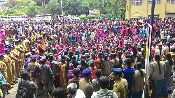 മൂന്നാര്‍ സമരം: എസ്. രാജേന്ദ്രന്‍ എം.എല്‍.എയെ സമരക്കാര്‍ വിരട്ടിയോടിച്ചു