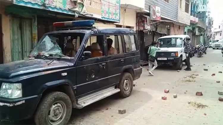 കോവിഡ് സംശയിക്കുന്നവരെ ക്വാറന്‍റീനിലാക്കാൻ എത്തിയ ആരോഗ്യപ്രവർത്തകരെ ജനക്കൂട്ടം ആക്രമിച്ചു