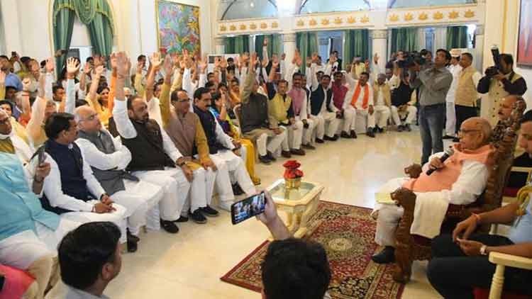 മധ്യപ്രദേശിൽ വിശ്വാസവോട്ട് ഉടൻ വേണം; ബി.ജെ.പി എം.എൽ.എമാർ ഗവർണറെ കണ്ടു