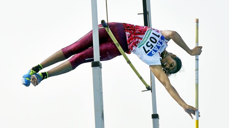 ഉ​യ​രെ പ​റ​ന്ന്​ നി​വ്യ; സ്വ​ർ​ണ മെ​ഡ​ൽ കാ​യി​ക മ​ന്ത്രി​ക്ക്​ സ​മ​ർ​പ്പി​ച്ചു