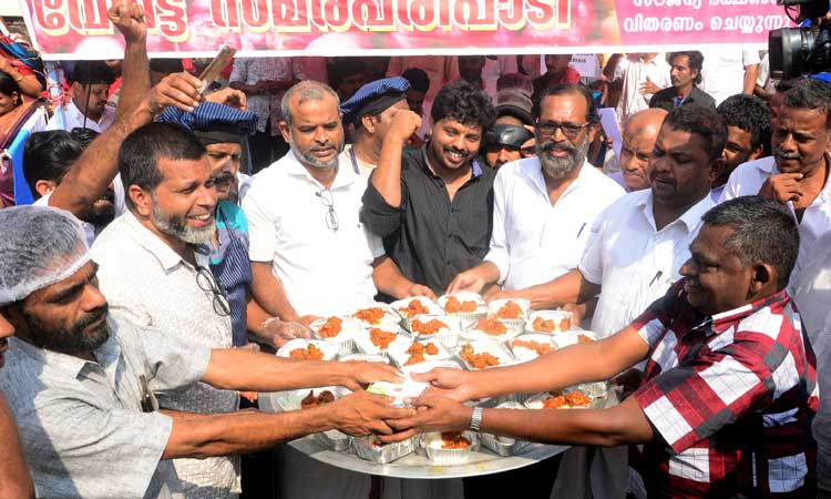 ഉള്ളിയില്ലാത്ത ബിരിയാണിയുണ്ടാക്കി​ പാചകതൊഴിലാളികളു​െട വേറിട്ട പ്രതിഷേധം
