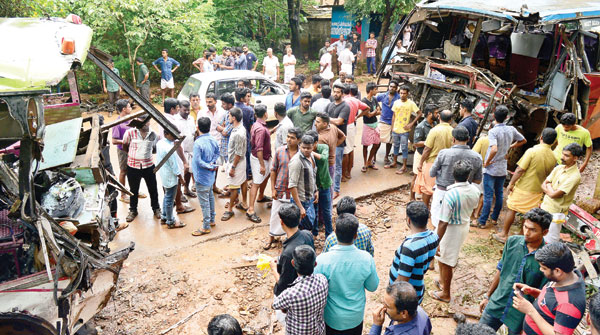 മമ്പാട് അപകടം ടിപ്പറിനെ മറികടക്കാനുള്ള ശ്രമത്തിനിടെ