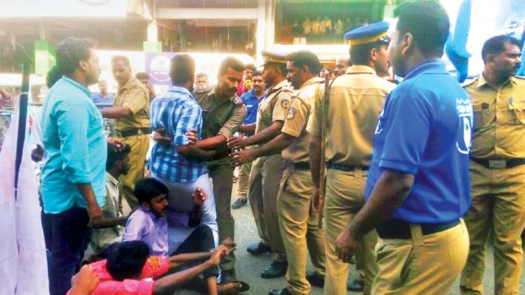 മ​ഞ്ചേ​രി-​കോ​ഴി​ക്കോ​ട് റൂ​ട്ടി​ൽ  ബസ്​ സ​ർ​വി​സ് നി​ർ​ത്തി​