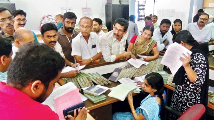 വ്യാ​പാ​രി​ക​ളു​ടെ ലൈ​സ​ൻ​സ്;  പ്ര​ശ്ന​ത്തി​ന് താ​ൽ​ക്കാ​ലി​ക പ​രി​ഹാ​രം