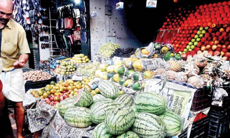 ആഘോഷത്തിനിടെ വിദ്യാർഥികൾ കരിഓയിലൊഴിച്ചു; പഴങ്ങൾ ഉപയോഗശൂന്യമായി