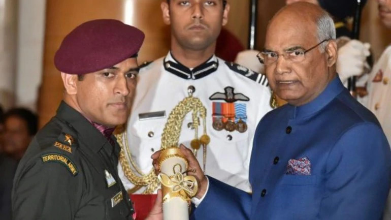 രാഷ്ട്രപതിയുമായി കൂടിക്കാഴ്ച നടത്തി ധോണി