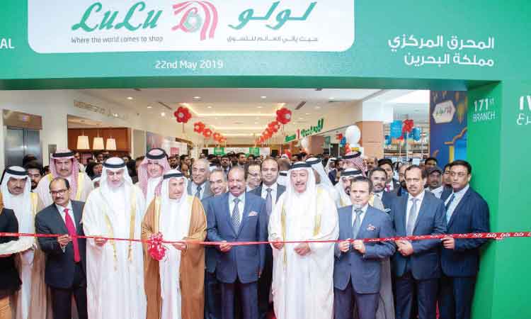 ഉത്​സവാന്തരീക്ഷത്തിൽ ലുലു ഗ്രൂപ്പി​െൻറ മ​ുഹറഖ്​ ശാഖ പ്രവർത്തനം തുടങ്ങി