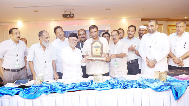 കെ.​എം.​സി.​സി ജ​ന​സേ​വ​ന പു​ര​സ്​കാരം  മു​ജി​ബ് പൂ​ക്കോ​ട്ടൂ​രി​ന് സ​മ്മാ​നി​ച്ചു