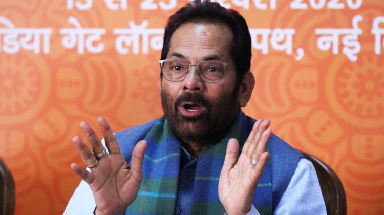 കേന്ദ്രം മഹാമാരിക്കെതിരെ പൊരുതുകയാണ്,​ കോൺഗ്രസിനെ പോലെ​ വൃത്തികെട്ട രാഷ്​ട്രീയം കളിക്കുകയല്ല: മുക്താർ അബ്ബാസ്​ നഖ്​വി