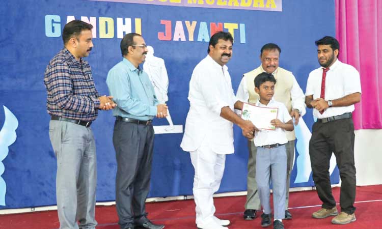 മു​ല​ദ ഇ​ന്ത്യ​ൻ സ്​​കൂ​ളി​ൽ ഗാ​ന്ധി​ജ​യ​ന്തി ആ​ഘോഷി​ച്ചു