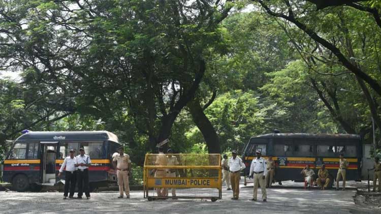 മും​ബൈ ആരെയ പൊലീസ് വലയത്തിൽ; മരം മുറിക്കൽ തുടരുന്നു