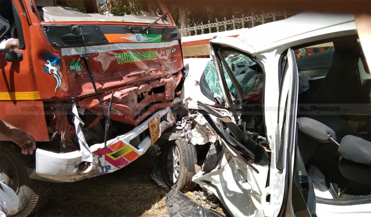 മുണ്ടക്കയത്ത് ലോറിയും കാറും ബൈക്കും കൂട്ടിയിടിച്ച്‌ മൂന്നു മരണം