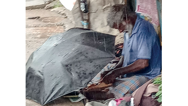 ആധിപ്പെയ്​ത്തിൽ ആശയറ്റ്​ കുടനിർമാണ തൊഴിലാളികൾ