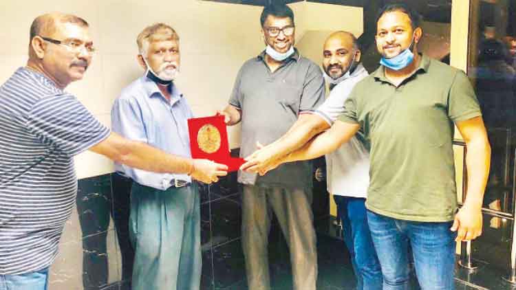 മു​നീ​ർ കൂ​രാ​ന്​ യാ​ത്ര​യ​യ​പ്പ്​ ന​ൽ​കി