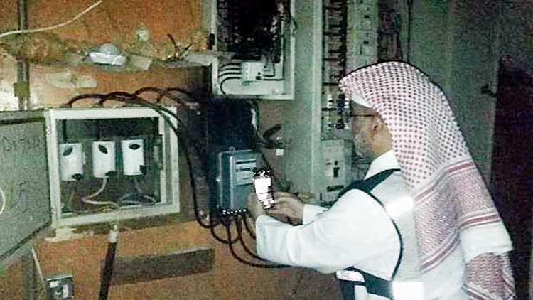 ബാ​ച്ചി​ല​ർ താ​മ​സം: ഖൈ​താ​നി​ൽ 10 കെ​ട്ടി​ട​ങ്ങ​ളി​ലെ വൈ​ദ്യു​തി വി​ച്ഛേ​ദി​ച്ചു