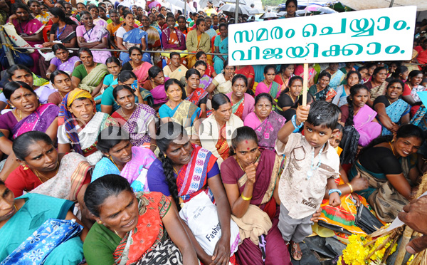 മൂന്നാറില്‍ തൊഴിലാളി സമരക്കാര്‍ റോഡ് ഉപരോധിക്കുന്നു