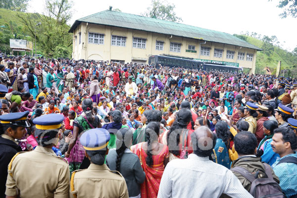 മൂന്നാറില്‍ പി.കെ. ശ്രീമതിക്കുനേരെ പ്രതിഷേധം