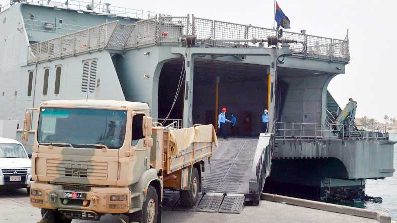 മു​സ​ന്ദ​മി​ലേ​ക്ക്​ ഭ​ക്ഷ്യോ​ൽ​പ​ന്ന​ങ്ങ​ൾ എ​ത്തി​ക്കു​ന്നു