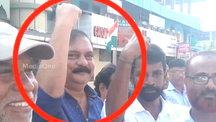 ലീഗ് പ്രാദേശിക നേതാവ് മനുഷ്യ മഹാശൃംഖലയിൽ; കാര്യമാക്കേണ്ടെന്ന് കുഞ്ഞാലിക്കുട്ടി