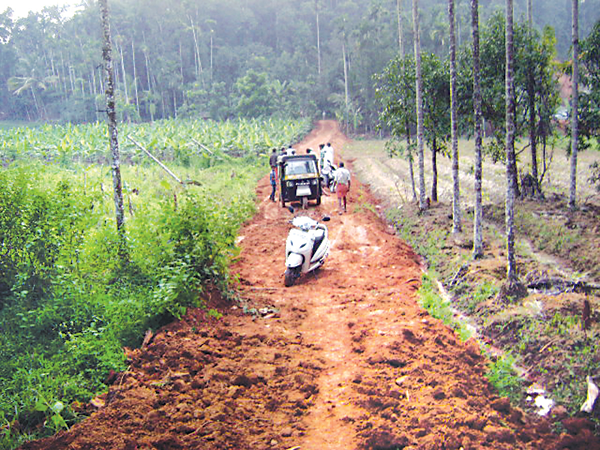 മുസ്ലിം കുടുംബം ഭൂമി നല്‍കി; ക്ഷേത്രത്തിന് റോഡ് ആയി