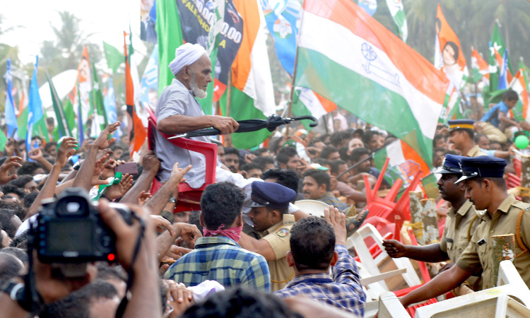 ക​രു​ത​ലാ​ണ്​ ഒാ​രോ കൈ​യും...