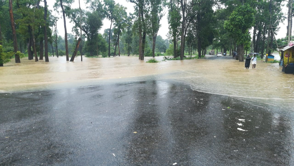 സംസ്​ഥാനത്ത്​  കനത്ത മഴ തുടരുന്നു .....