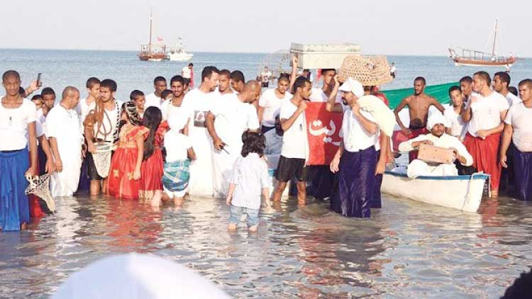 മു​ത്തു​വാ​രി അ​വ​രെ​ത്തി; മു​ത്തം ചാ​ർ​ത്തി വ​ര​വേ​ൽ​പ്പ്​​
