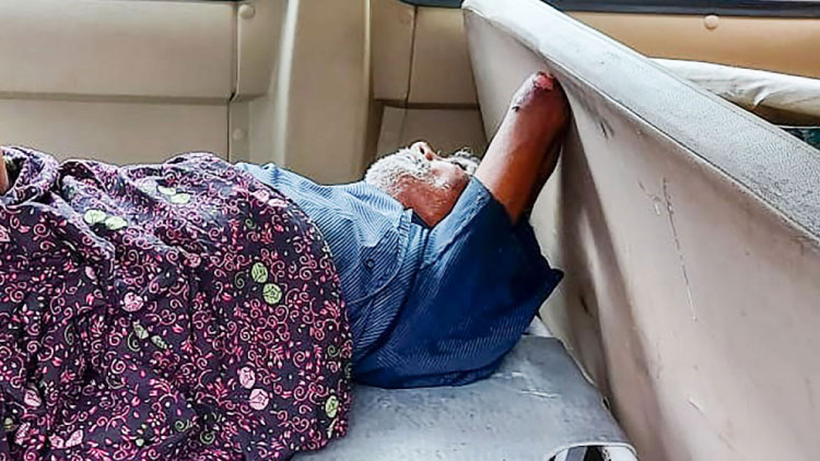 വയോധികനെ ആശുപത്രിയിലെത്തിച്ച അഗ്നിരക്ഷാസേന വെട്ടിലായി വയോധികനെ ആശുപത്രിയിലെത്തിച്ച അഗ്നിരക്ഷാസേന വെട്ടിലായി