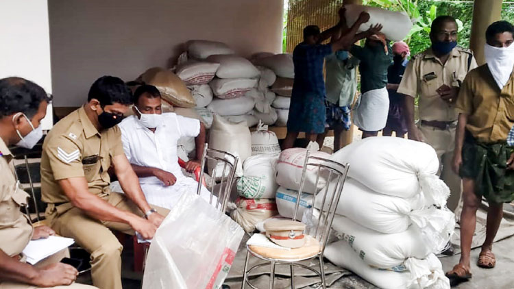 വീട്ടിൽ സൂക്ഷിച്ച 128 ചാക്ക്​ റേഷൻ സാധനങ്ങൾ പിടികൂടി 
