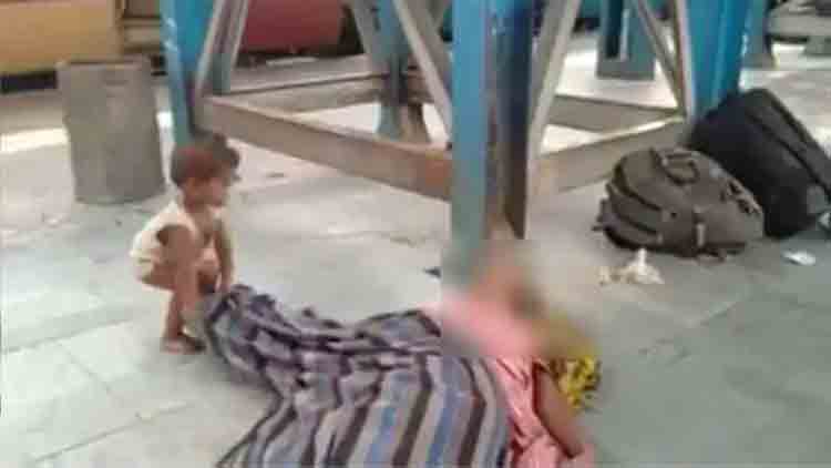 മൃതദേഹത്തെ വിളിച്ചുണർത്തുന്ന കുട്ടി; മനുഷ്യാവകാശ കമ്മീഷന് പരാതിയുമായി മലയാളി