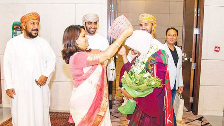 നാ​ദി​റ അ​ൽ ഹാ​ർ​ത്തി  ഒ​മാ​നി​ൽ തി​രി​ച്ചെ​ത്തി