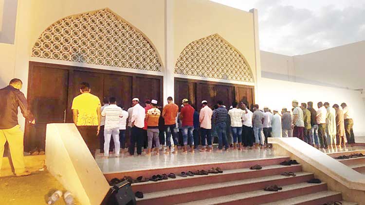 വിലക്ക്​ മറികടന്ന്​ പള്ളികളിൽ ജമാഅത്ത്​ നമസ്​കാരം