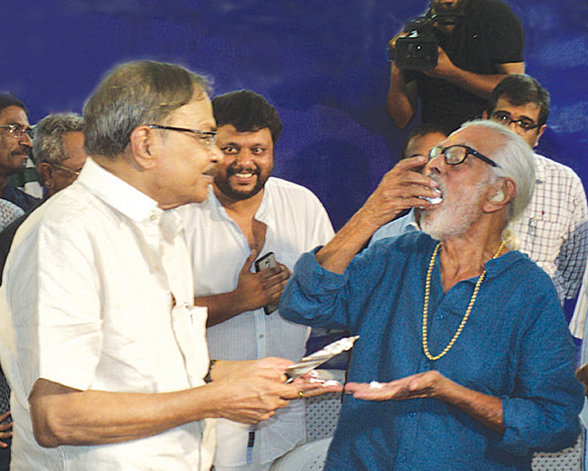 നവതി മാധുര്യം നുകര്‍ന്ന് വരയുടെ തമ്പുരാന്‍