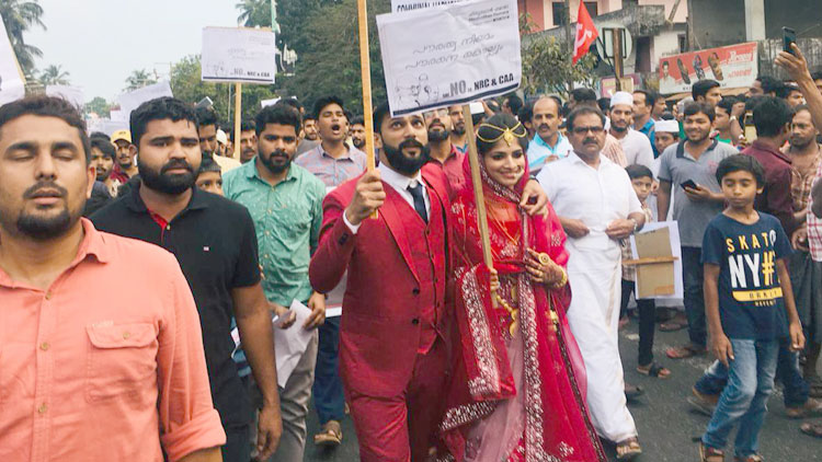 മിന്നുകെട്ടി കൈപിടിച്ച് നവദമ്പതികൾ പ്രതിഷേധ റാലിയിൽ VIDEO