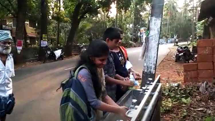 ചങ്ങല പൊട്ടിക്കാം; ബസിറങ്ങുന്നവർക്ക് കൈ കഴുകാൻ സംവിധാനമൊരുക്കി കൂട്ടായ്മ
