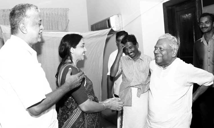 വി.എസിന്‍െറ അനുഗ്രഹം തേടി നായനാരുടെ മകള്‍