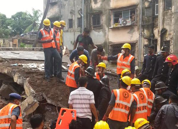 മുംബൈയില്‍ മൂന്നുനില കെട്ടിടം തകര്‍ന്ന് 11 മരണം