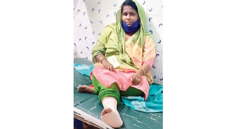 കോൺഗ്രസ് വനിത കൗൺസിലറുടെ കാലിൽ ഭരണപക്ഷ കൗൺസിലർ സ്കൂട്ടർ ഇടിച്ചുകയറ്റി 