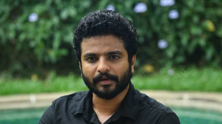 സീനിയർ നടൻമാർക്ക്​ ചായ കുപ്പിഗ്ലാസിൽ, അല്ലാത്തവർക്ക്​ സ്​റ്റീൽ ഗ്ലാസിൽ -തുറന്നടിച്ച്​ നീരജ്​ മാധവ്​