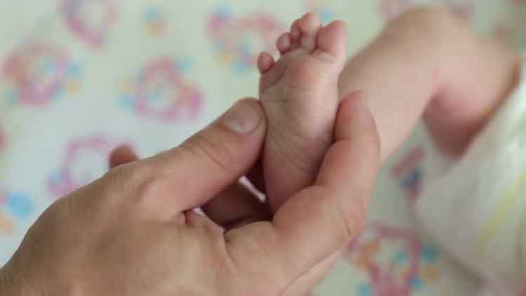 വരുമാനമില്ല; നവജാത ശിശുവിനെ സർക്കാറിന്​ കൈമാറി