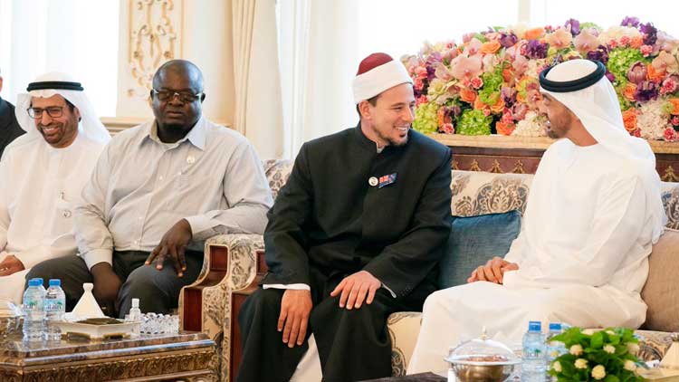 ന്യൂ​സി​ല​ൻ​ഡി​ലെ പ​ള്ളി​ ഇ​മാ​മു​മാ​രെ  മു​ഹ​മ്മ​ദ്​ ബി​ൻ സാ​യി​ദ്​ സ്വീ​ക​രി​ച്ചു